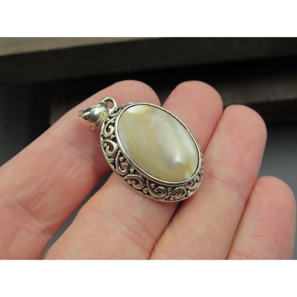 Sterling Silver Cream White Cabochon Shell Pendant - Picture 2 of 7